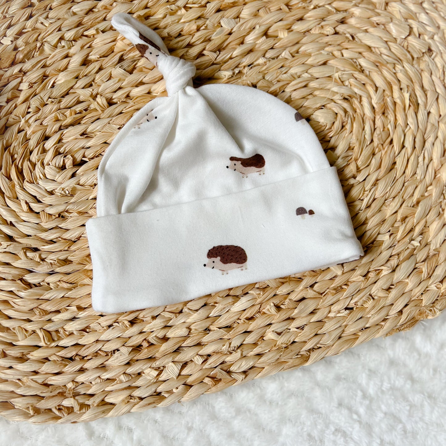 Csomós babasapka - SÜNIS (0-6 hó)