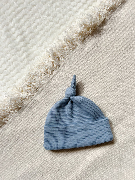 Csomós babasapka - Kék szín (0-6 hó)