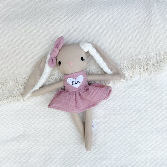 Személyre szabható lógófülű nyuszi figura - mályva színű ruhával