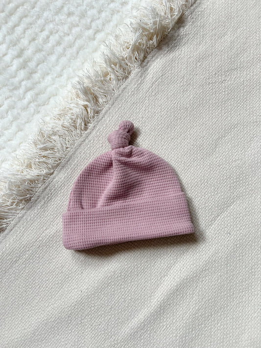 Csomós babasapka - Mályva szín (0-6 hó)