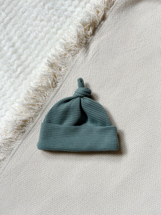 Csomós babasapka - Zsálya szín (0-6 hó)