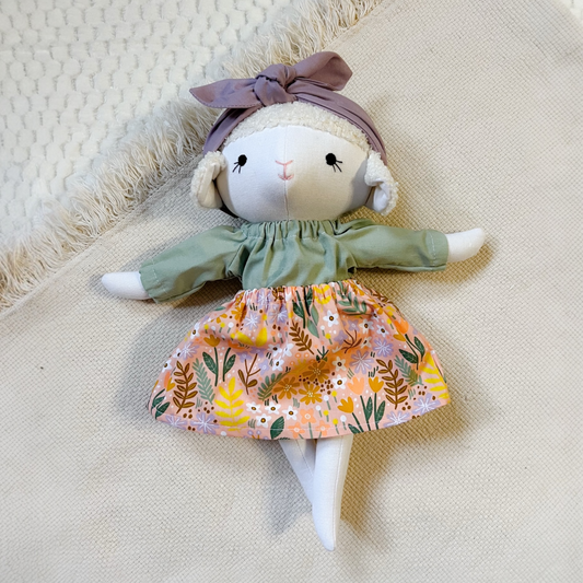 Bárány lányka tavaszi ruhában