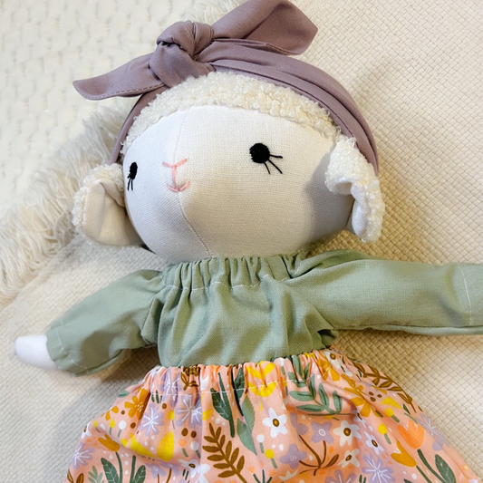 Bárány lányka tavaszi ruhában