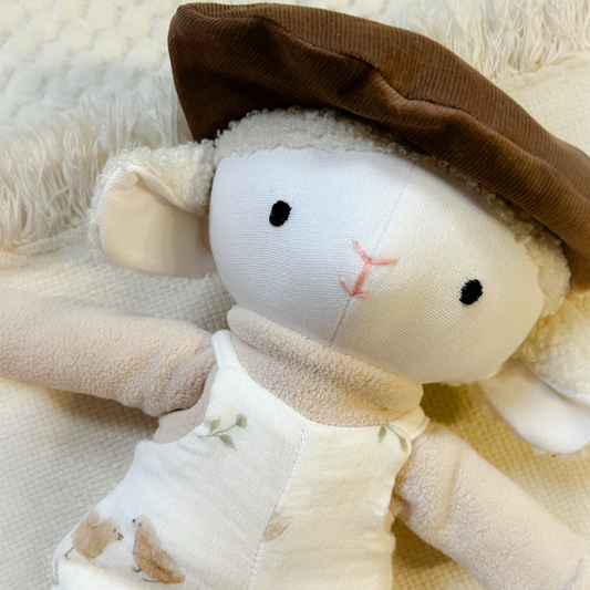 Bárány fiú kiscsibés kertésznadrággal