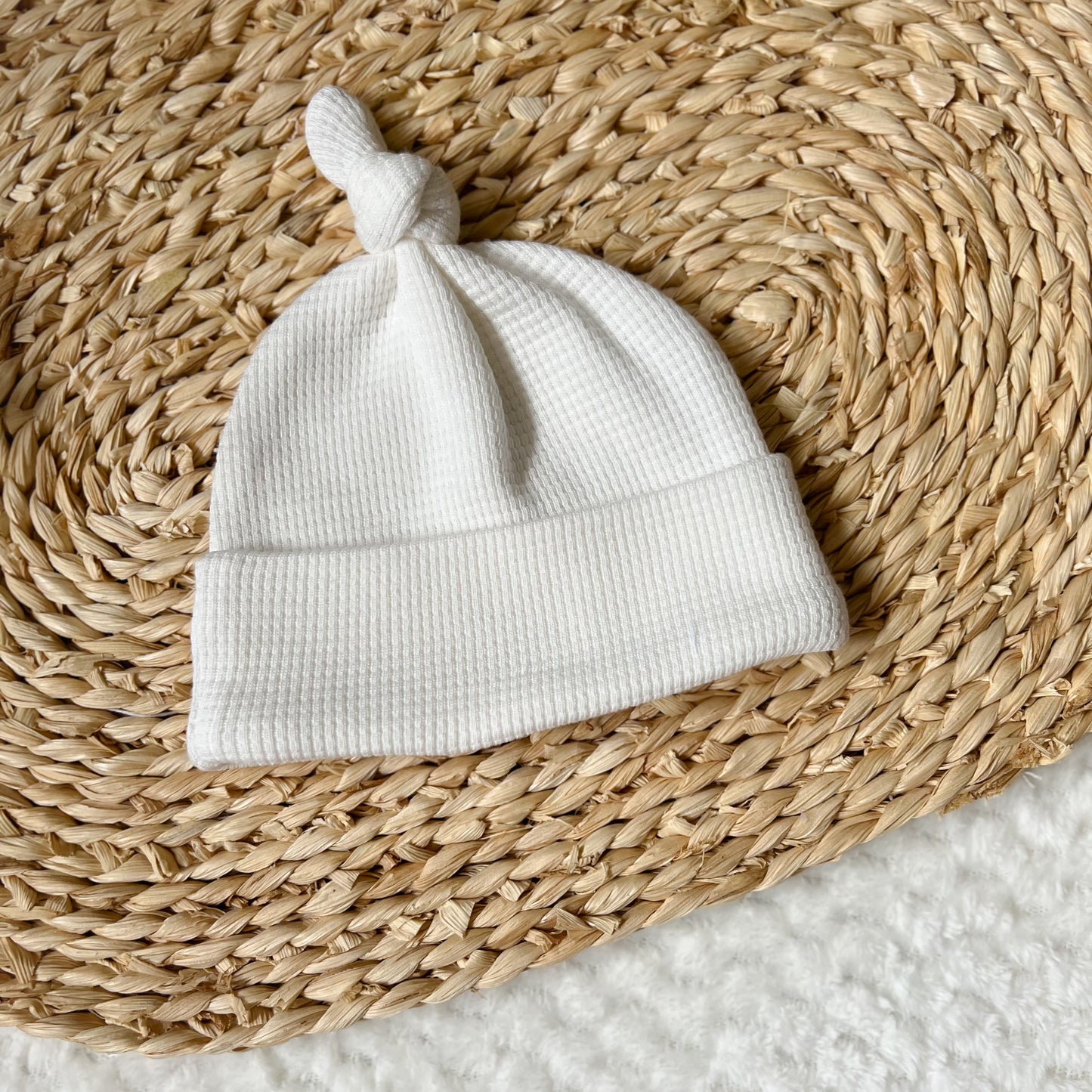 Csomós babasapka - FEHÉR (0-6 hó)