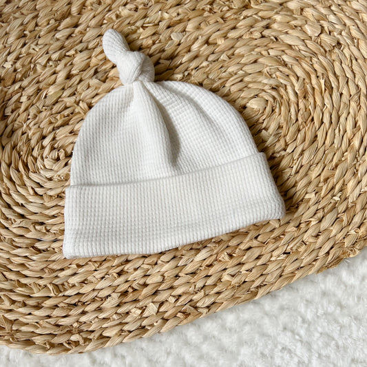 Csomós babasapka - FEHÉR (0-6 hó)