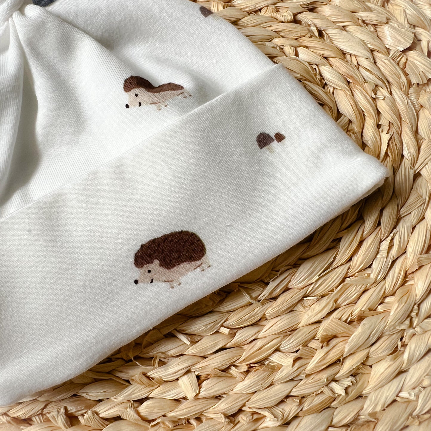 Csomós babasapka - SÜNIS (0-6 hó)